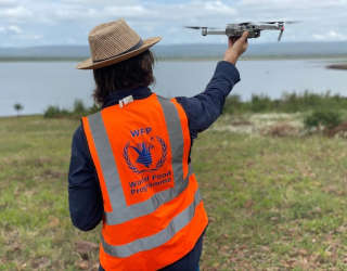 Vuonna 2019 WFP käytti Mosambikissa sattuneen sykloni Idain jälkeen lennokkeja ensimmäistä kertaa hätäaputoimissa katastrofin jälkeisten nopeiden arviointien tekemiseen sekä koordinointiin kansallisten viranomaisten ja kumppaneiden kanssa paikan päällä.  Kuva: WFP/INGC/Antonio Jose Beleza