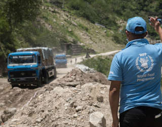 Kiinan hallituksen lahjoittama nestemäinen happi tuotiin Kathmanduun Nepalin ja Kiinan rajalla sijaitsevasta Tatopanin rajasatamasta ja kuljetettiin rekalla Kathmanduun hallituksen sairaaloihin. Kuva: WFP/Srawan Shrestha