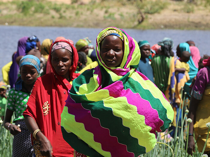 women by the river in Niger